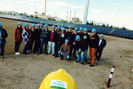 Na selfie: instrutor Cláudio no parque eólico e solar da Engie Brasil com os colaboradores da Cegero